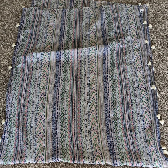 Gap Geometric Print Tassel Scarf - Picture 4 of 4